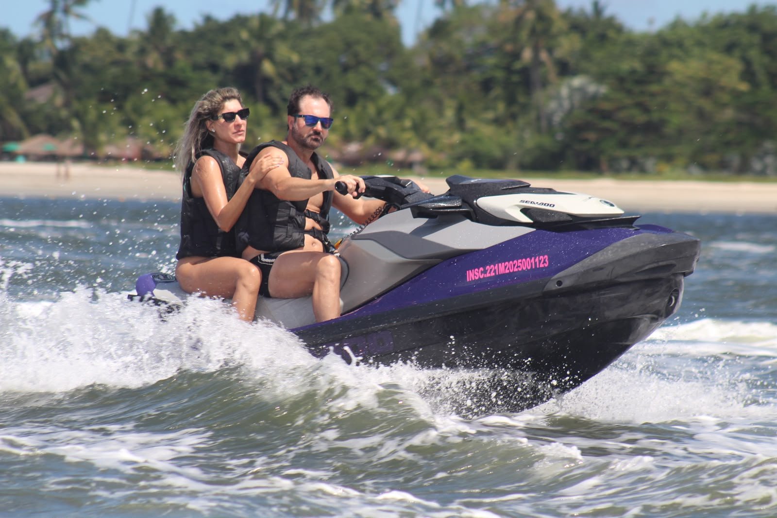 Casal vivendo o passeio de jet ski na Praia dos Carneiros