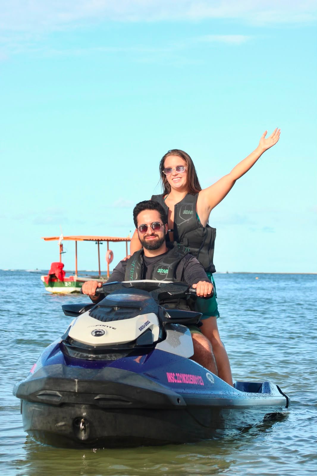 Casal em passeio de jet ski de 10 minutos